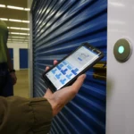 Smart self storage staje się rynkowym standardem. Sprawdź, jak IoT, AI i automatyzacja zmieniają zarządzanie obiektami i doświadczenie klientów.inteligentne systemy zarządzania obiektem magazynowym