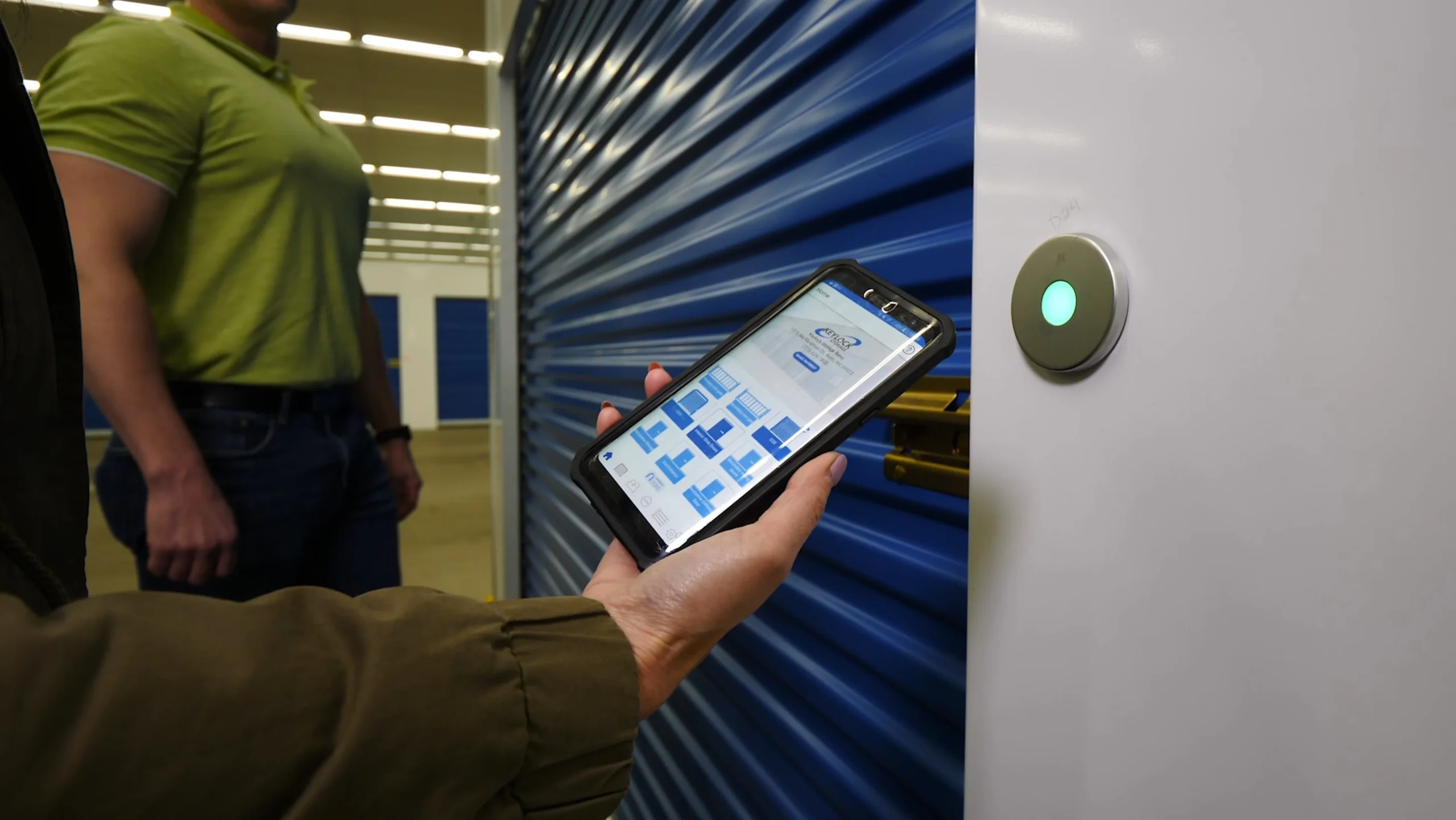 Smart self storage staje się rynkowym standardem. Sprawdź, jak IoT, AI i automatyzacja zmieniają zarządzanie obiektami i doświadczenie klientów.inteligentne systemy zarządzania obiektem magazynowym