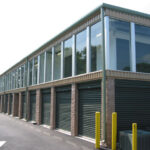 Inwestowanie w self-storage – nowoczesny obiekt magazynów samoobsługowych jako przykład stabilnej inwestycji nieruchomościowej.