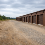 Wyzwania w branży self-storage – zewnętrzny widok brązowych jednostek magazynowych po jednej stronie placu, na nieutwardzonym terenie, symbolizujący ryzyka i ograniczenia inwestycyjne
