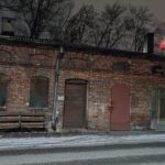 Stara komórka lokatorska jako symbol przestarzałego przechowywania rzeczy przed rozwojem self storage w Polsce