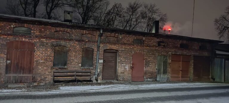 Stara komórka lokatorska jako symbol przestarzałego przechowywania rzeczy przed rozwojem self storage w Polsce