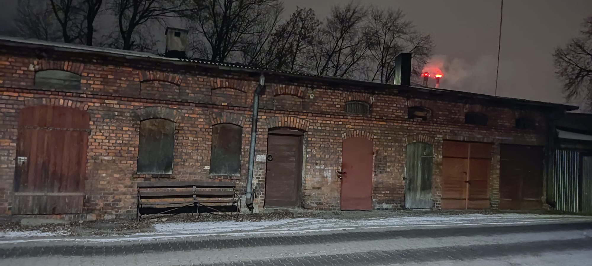 Stara komórka lokatorska jako symbol przestarzałego przechowywania rzeczy przed rozwojem self storage w Polsce